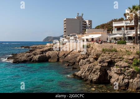 Cala Ratjada, Maiorca, Spagna; 25th giugno 2022: Costa rocciosa sul lungomare di Cala Ratjada Foto Stock