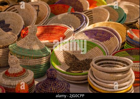 Cala Ratjada, Mallorca, Spagna; 25th giugno 2022: Ceramiche artigianali locali nella stalla di un mercato cittadino Foto Stock