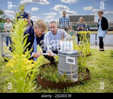 WAGENINGEN - Olanda, 2022-07-06 14:40:41 WAGENINGEN - Re Willem-Alexander è mostrato intorno al Centro di taratura per il suolo, che fornisce informazioni su ciò che rende un terreno buono e fornisce consigli per il miglioramento sostenibile del suolo, durante una visita all'Istituto di Ecologia dei Paesi Bassi (NIOO-KNAW). Qui si indaga come le creature viventi sulla terra e in acqua dolce interagiscono tra loro e con il loro ambiente. ANP ROBIN VAN LONKHUIJSEN netherlands OUT - belgium OUT Credit: ANP/Alamy Live News Foto Stock