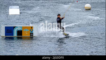 Dundee, Tayside, Scozia, Regno Unito. 6th luglio 2022. UK Meteo: Una giornata nuvolosa con venti freddi ad ovest, temperature che raggiungono i 18°C nella Scozia nord-orientale. I wakeboarder del Wild Shore possono praticare sport acquatici e godersi una giornata di wakeboarding su un treno al West Victoria Dock di Dundee's City Quay. Credit: Dundee Photographics/Alamy Live News Foto Stock