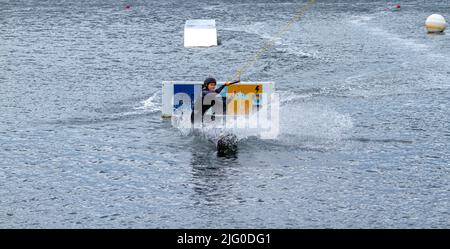 Dundee, Tayside, Scozia, Regno Unito. 6th luglio 2022. UK Meteo: Una giornata nuvolosa con venti freddi ad ovest, temperature che raggiungono i 18°C nella Scozia nord-orientale. I wakeboarder del Wild Shore possono praticare sport acquatici e godersi una giornata di wakeboarding su un treno al West Victoria Dock di Dundee's City Quay. Credit: Dundee Photographics/Alamy Live News Foto Stock