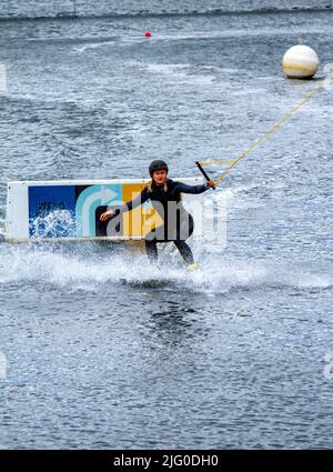 Dundee, Tayside, Scozia, Regno Unito. 6th luglio 2022. UK Meteo: Una giornata nuvolosa con venti freddi ad ovest, temperature che raggiungono i 18°C nella Scozia nord-orientale. I wakeboarder del Wild Shore possono praticare sport acquatici e godersi una giornata di wakeboarding su un treno al West Victoria Dock di Dundee's City Quay. Credit: Dundee Photographics/Alamy Live News Foto Stock