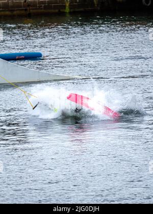 Dundee, Tayside, Scozia, Regno Unito. 6th luglio 2022. UK Meteo: Una giornata nuvolosa con venti freddi ad ovest, temperature che raggiungono i 18°C nella Scozia nord-orientale. I wakeboarder del Wild Shore possono praticare sport acquatici e godersi una giornata di wakeboarding su un treno al West Victoria Dock di Dundee's City Quay. Credit: Dundee Photographics/Alamy Live News Foto Stock