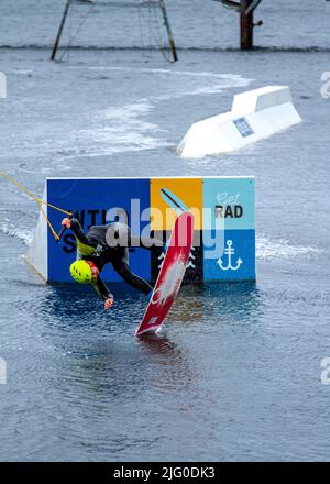 Dundee, Tayside, Scozia, Regno Unito. 6th luglio 2022. UK Meteo: Una giornata nuvolosa con venti freddi ad ovest, temperature che raggiungono i 18°C nella Scozia nord-orientale. I wakeboarder del Wild Shore possono praticare sport acquatici e godersi una giornata di wakeboarding su un treno al West Victoria Dock di Dundee's City Quay. Credit: Dundee Photographics/Alamy Live News Foto Stock