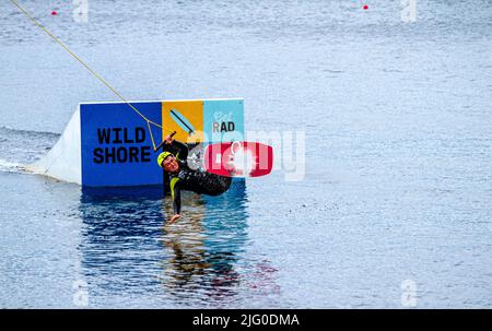 Dundee, Tayside, Scozia, Regno Unito. 6th luglio 2022. UK Meteo: Una giornata nuvolosa con venti freddi ad ovest, temperature che raggiungono i 18°C nella Scozia nord-orientale. I wakeboarder del Wild Shore possono praticare sport acquatici e godersi una giornata di wakeboarding su un treno al West Victoria Dock di Dundee's City Quay. Credit: Dundee Photographics/Alamy Live News Foto Stock