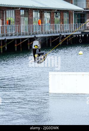 Dundee, Tayside, Scozia, Regno Unito. 6th luglio 2022. UK Meteo: Una giornata nuvolosa con venti freddi ad ovest, temperature che raggiungono i 18°C nella Scozia nord-orientale. I wakeboarder del Wild Shore possono praticare sport acquatici e godersi una giornata di wakeboarding su un treno al West Victoria Dock di Dundee's City Quay. Credit: Dundee Photographics/Alamy Live News Foto Stock