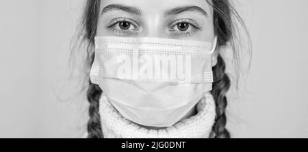 teen ragazza indossare maschera respiratore mentre coronavirus pandemia quarantena, medico Foto Stock
