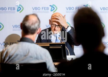 FEBBRAIO-VBO Capo economista Edward Roosens raffigurato durante la conferenza stampa 'Focus Conjoncture/Focus Conjunctuur' della VBO-FEB (Federazione delle imprese in Belgio - Verbond van Belgische Ondernemingen - Federation des Entreprises de Belgique) a Bruxelles, mercoledì 06 luglio 2022. Due volte all'anno, la VBO-FEB effettua indagini sulle sue federazioni settoriali per misurare la "temperatura economica". BELGA FOTO KATIM KAGHAT Foto Stock