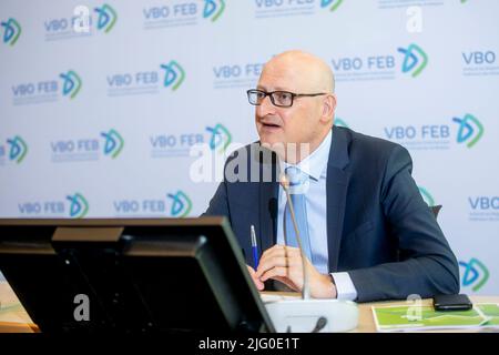 FEBBRAIO-VBO Capo economista Edward Roosens raffigurato durante la conferenza stampa 'Focus Conjoncture/Focus Conjunctuur' della VBO-FEB (Federazione delle imprese in Belgio - Verbond van Belgische Ondernemingen - Federation des Entreprises de Belgique) a Bruxelles, mercoledì 06 luglio 2022. Due volte all'anno, la VBO-FEB effettua indagini sulle sue federazioni settoriali per misurare la "temperatura economica". BELGA FOTO KATIM KAGHAT Foto Stock