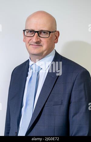 FEB-VBO Chief Economist Edward Roosens pone per il fotografo dopo la conferenza stampa 'Focus Conjoncture/Focus Conjunctuur' della VBO-FEB (Federazione delle imprese in Belgio - Verbond van Belgische Ondernemingen - Federation des Entreprises de Belgique) a Bruxelles, mercoledì 06 luglio 2022. Due volte all'anno, la VBO-FEB effettua indagini sulle sue federazioni settoriali per misurare la "temperatura economica". BELGA FOTO KATIM KAGHAT Foto Stock