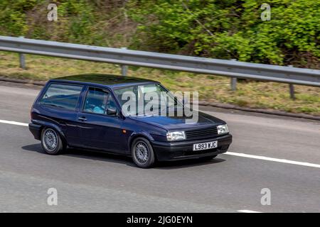 Anni '1994 90 VW blu Volkswagen Polo Boulevard 1043cc berlina a benzina guidando sull'autostrada M6, Manchester, Regno Unito Foto Stock