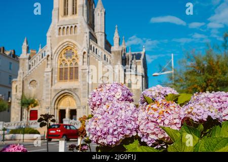 Una vista della Chiesa Sainte-Eugenie a Biarritz, Francia, in una giornata estiva Foto Stock