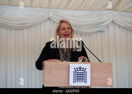 Westminster, Londra, Regno Unito. 5th luglio 2022. Il ministro dell'occupazione Mims Davies ha parlato ieri ad una reception della Camera dei Comuni. Mims Davies è l'ultimo ministro a dimettersi. Oggi ha offerto le sue dimissioni. Credit: Maureen McLean/Alamy Live News Foto Stock