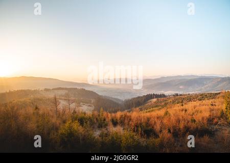 Punto di vista vicino alla città di Zborov nad Bystrinou nella Slovacchia occidentale che domina la valle di Klubina e il basso Tatra con fenomenale alba e c Foto Stock