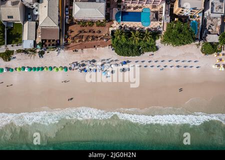 Vista dall'alto della spiaggia di Bombinhas, Brasile Foto Stock