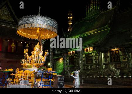 Statua di Ganesha e il tempio in argento di Wat si Suphan a Chiang mai, Thailandia Foto Stock