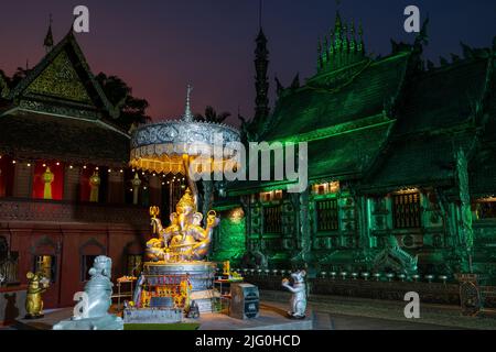 Statua di Ganesha e il tempio in argento di Wat si Suphan a Chiang mai, Thailandia Foto Stock