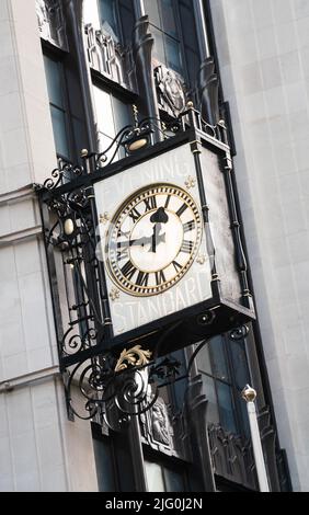 Kensington High Street è la strada principale dello shopping a Kensington, Londra Foto Stock