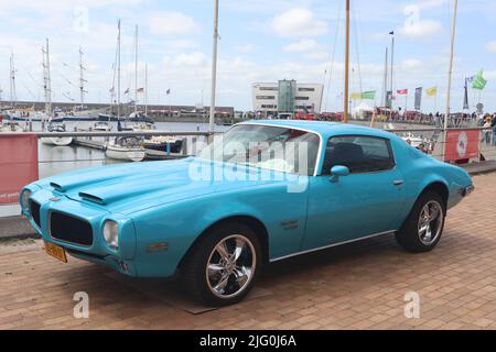 Muscle car blu-americana Pontiac Firebird Formula 400 in un vecchio giorno di tempo nella città olandese di Lelystad, Paesi Bassi - 19 giugno 2022 Foto Stock