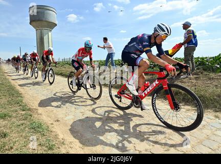 Australian Caleb Ewan di Lotto Soudal e Latvian Toms Skujins di Trek-Segafredo foto in azione durante la quinta tappa della gara ciclistica Tour de France, una gara di 155 km da Lille Metropole ad Arenberg porte du Hainaut, Francia mercoledì 06 luglio 2022. Il Tour de France di quest'anno si svolge dal 01 al 24 luglio 2022. BELGA FOTO DAVID STOCKMAN - UK OUT Foto Stock