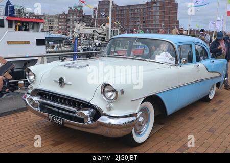 Blu e bianco americano classico Oldsmobile 88 auto su vecchio timer giorno a Lelystad Foto Stock