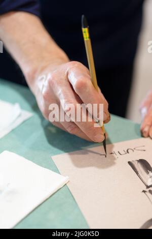 Sumi-e artista mano con un pennello Foto Stock