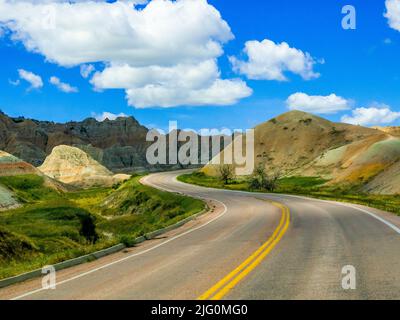 Curving Badlands Loop Road nell'area dei Yellow Mounds del Badlands National Park nel South Dakota USA Foto Stock