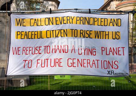 Firma alla manifestazione della ribellione dell'estinzione, in Piazza del Parlamento, Londra, per protesta contro il crollo climatico mondiale e il crollo ecologico. Foto Stock