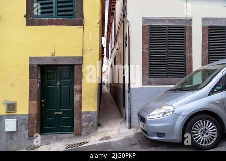 FUNCHAL, PORTOGALLO - 25 AGOSTO 2021: Si tratta di un vicolo stretto che porta a una delle levadas entro i confini della città. Foto Stock