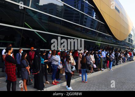 Metro, Dubai Metro, U Bahn, moderne Architektur, Dubai, Stazione della metropolitana Atemberaubende U Bahn oder a Dubai mit Beleuchtung und Rolltreppe Foto Stock