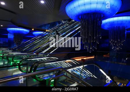 Metro, Dubai Metro, U Bahn, moderne Architektur, Dubai, Stazione della metropolitana Atemberaubende U Bahn oder a Dubai mit Beleuchtung und Rolltreppe Foto Stock