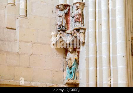 Candes-Saint-Martin chiesa da 12th & 13th secoli. Bassorilievo floreale romanico e console policrome. Chiesa di pellegrinaggio dove morì San Martino Foto Stock