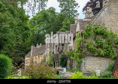 Case in pietra color miele di Cotswold a Castle Combe Wiltshire Inghilterra spesso chiamato come il villaggio più bello in Inghilterra Foto Stock