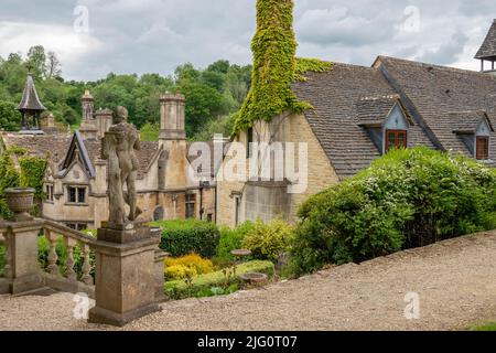 Vista del castello di Manor House Combe Wiltshire Inghilterra un hotel di lusso 14th secolo e golf club Foto Stock