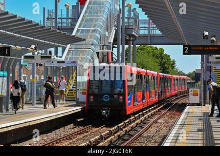 Londra, Inghilterra - Giugno 2022: Treno che lascia la stazione Royal Victoria sulla Docklands Light Railway Foto Stock