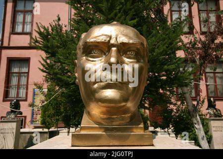 Busto dorato di Mustafa Kemal Atatürk installato di fronte alla Casa di Kırkpınar (Museo turco del petrolio) a Edirne, Turchia. Foto Stock