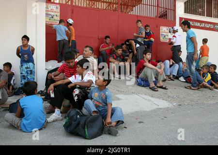 Kırkpınar (olio turco Wrestling). I giovani lottatori attendono l'inizio della cerimonia di apertura accanto allo stadio durante il Torneo di Kırkpınar 648th a Edirne, Turchia, il 3 luglio 2009. Ogni anno circa mille lottatori provenienti da tutto il paese, vincitori di concorsi regionali, partecipano al torneo di tre giorni. Foto Stock