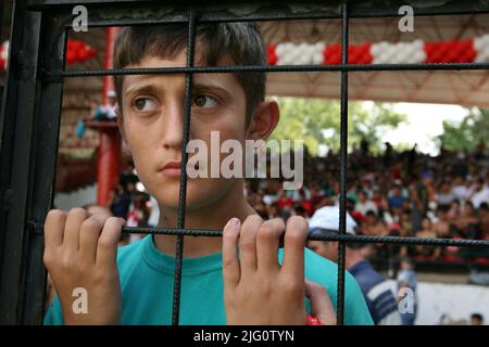 Kırkpınar (olio turco Wrestling). Giovane ragazzo guarda come lottatori combattono durante il torneo di Kırkpınar 648th a Edirne, Turchia, il 4 luglio 2009. Foto Stock