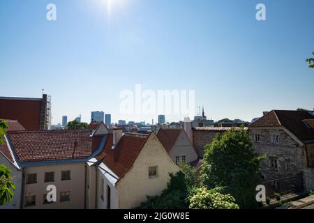 Tallinn, Estonia. Luglio 2022. Vista sui tetti del centro storico della città Foto Stock