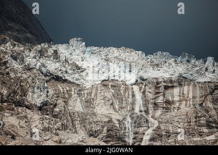 Rischio di collasso del ghiacciaio Planpincieux sul versante italiano del massiccio del Monte Bianco Foto Stock