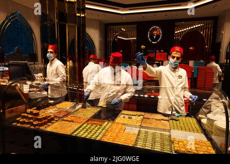 Geschenke, Süßigkeiten, Dubai Mall, Einkaufszentrum mit umwerfender Architektur und Luxus, Bar, Fashion Geschäften mit Spaß und Freude beim Shoppen Foto Stock