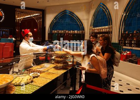 Geschenke, Süßigkeiten, Dubai Mall, Einkaufszentrum mit umwerfender Architektur und Luxus, Bar, Fashion Geschäften mit Spaß und Freude beim Shoppen Foto Stock