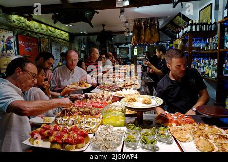 Un tapas bar a San Sebastian con deliziosi pintxos, i tradizionali antipasti dei Paesi Baschi. San Sebastian, Spagna - Agosto 2018 Foto Stock