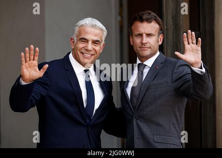 Parigi, Francia. 5th luglio 2022. Il presidente francese Emmanuel Macron (R) dà il benvenuto al primo ministro israeliano Yair Lapid in vista del loro incontro al Palazzo Elysee di Parigi, Francia, 5 luglio 2022. Credit: Aurelien Morissard/Xinhua/Alamy Live News Foto Stock