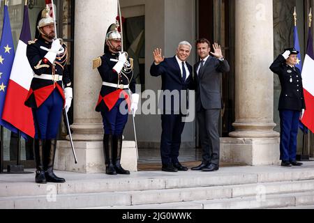 Parigi, Francia. 5th luglio 2022. Il presidente francese Emmanuel Macron (R) dà il benvenuto al primo ministro israeliano Yair Lapid in vista del loro incontro al Palazzo Elysee di Parigi, Francia, 5 luglio 2022. Credit: Aurelien Morissard/Xinhua/Alamy Live News Foto Stock