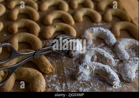 Mezzaluna alla vaniglia o 'Vanillekipferl' freschi e fatti in casa cotti su una teglia da forno tradizionale tedesco e austriaco biscotti di natale Foto Stock