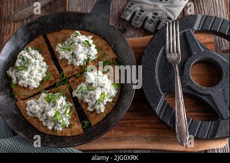 Colazione fitness con frittella d'avena, formaggio casolare ed erbe aromatiche Foto Stock