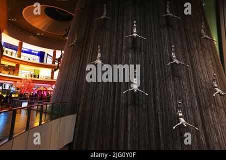 Wasserfall, Dubai Mall, Dubai, Einkaufszentrum, moderne Kunst mit Klippenspringer oder Taucher in der Dubai Mall dem größten Einkaufszentrum der Welt Foto Stock