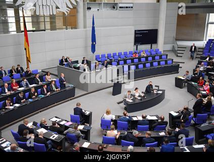 Berlino, Germania. 6th luglio 2022. La foto scattata il 6 luglio 2022 mostra una sessione di domande del Bundestag a Berlino, capitale della Germania. Credit: Ren Pengfei/Xinhua/Alamy Live News Foto Stock