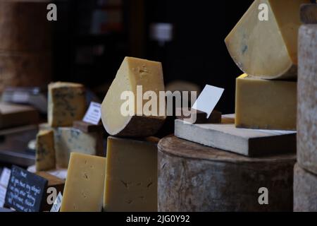 Formaggio in vendita al Borough Market di Londra Foto Stock